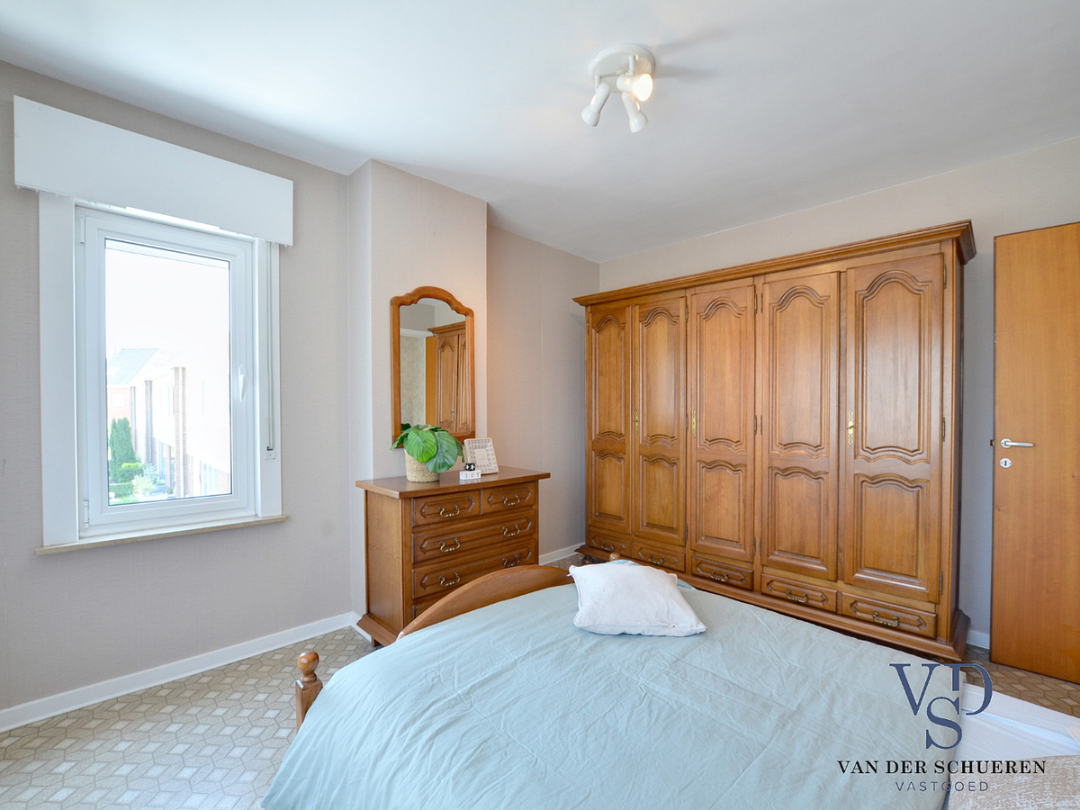 Degelijke woning met tuin en afz. garage. 