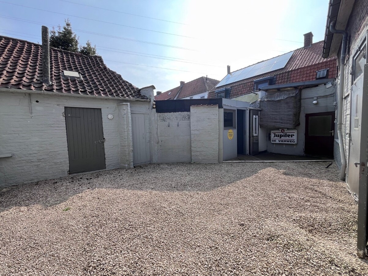 Hoekpand voor gemengd gebruik, vroeger gekend als café "De Vierweg" 