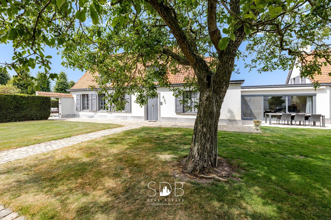 Landelijke villa met bijgebouwen en graslanden op 23.740m² 