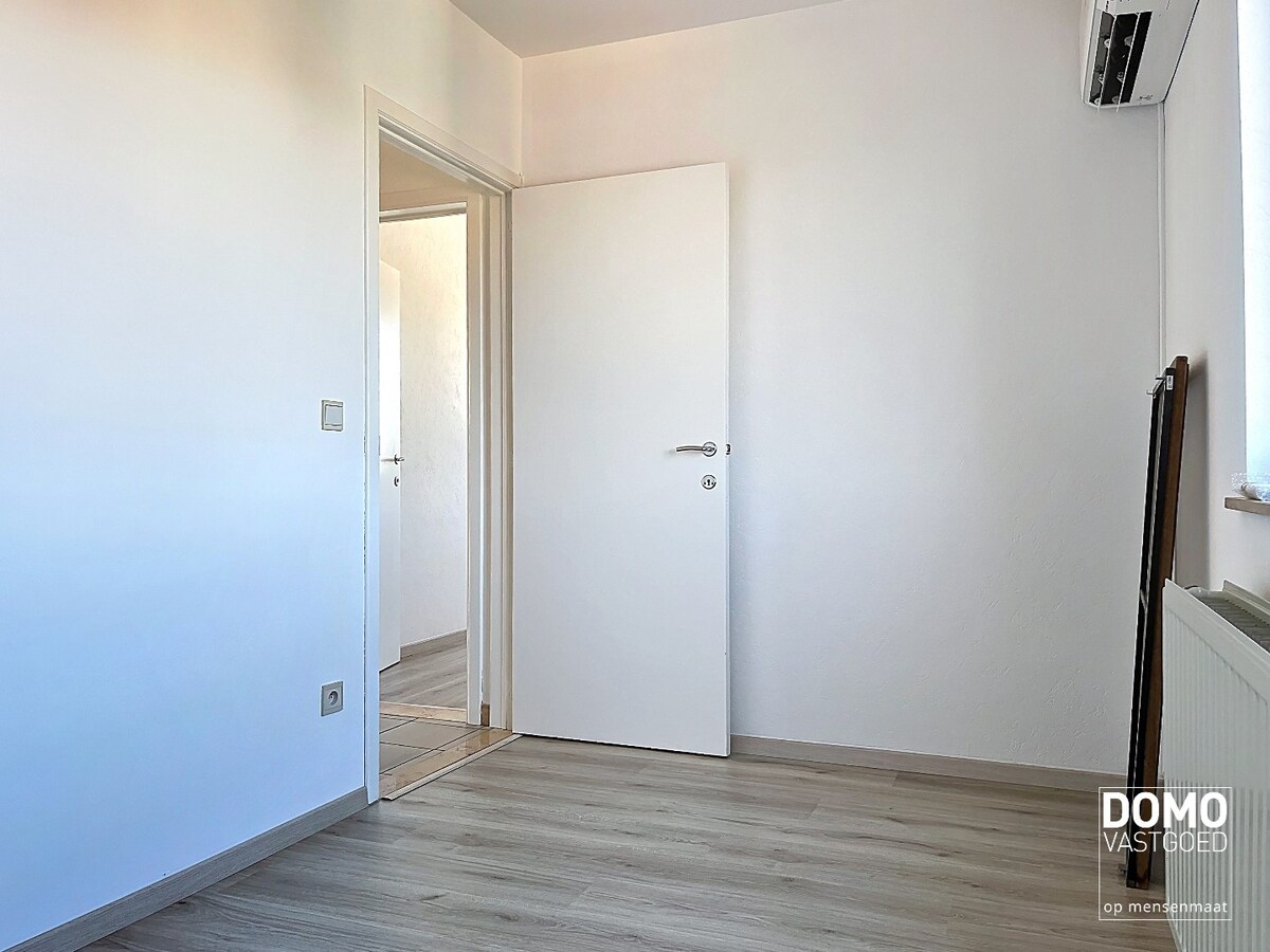 LICHTRIJK APPARTEMENT MET 2 SLAAPKAMERS EN GARAGEBOX 