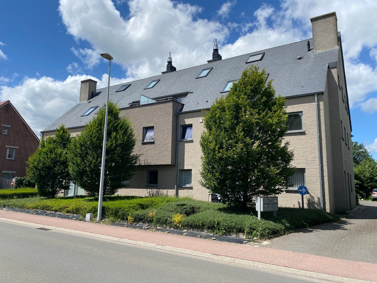 Eigentijds appartement met 2 autostaanplaatsen 