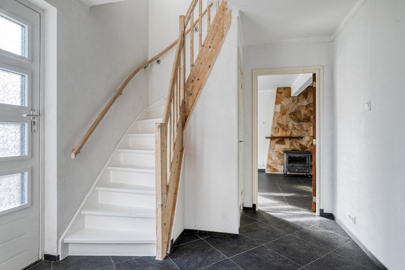 Volledig gerenoveerde woning met garage en carport gelegen aan de Beukenlaan 13 te Reusel. 