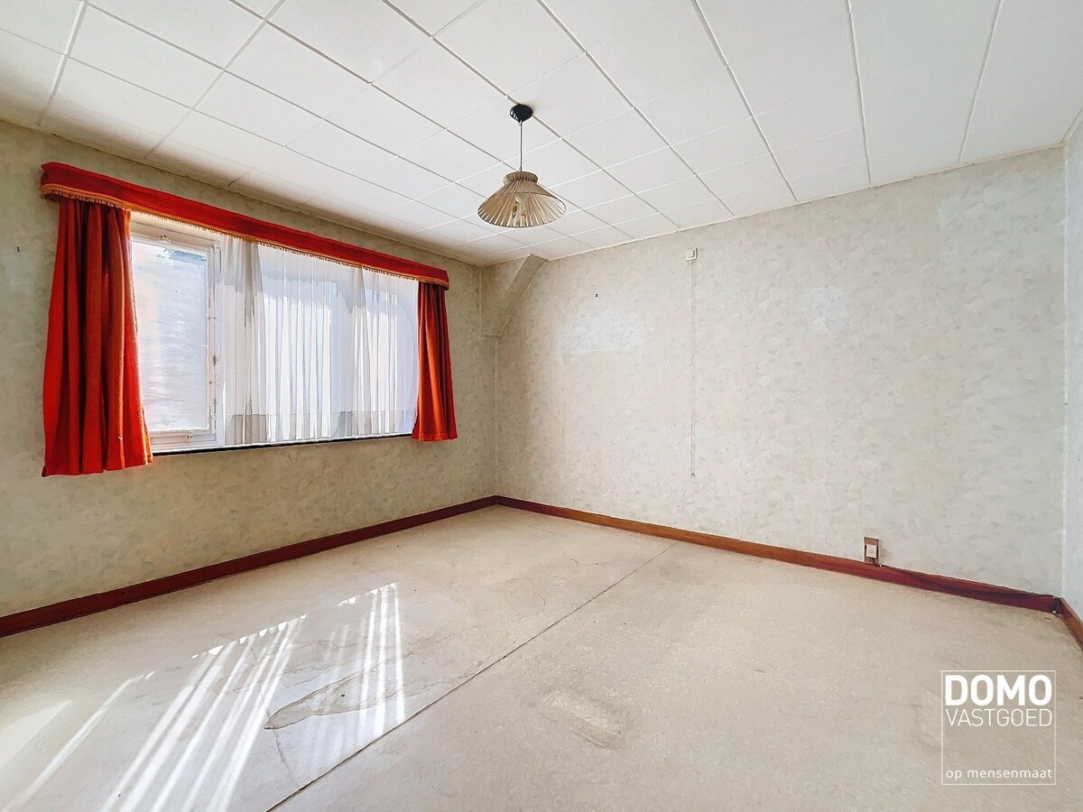 TE RENOVEREN HALFOPEN WONING MET TUIN EN GARAGE OP 8A 67CA TE KURINGEN 