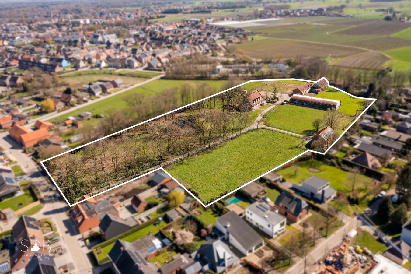 Stijlvolle villa met diverse bijgebouwen en graslanden op circa 3ha 