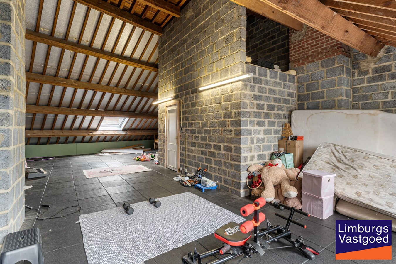 Commercieel uitstekend gelegen investeringspand bestaande uit winkel + duplex 