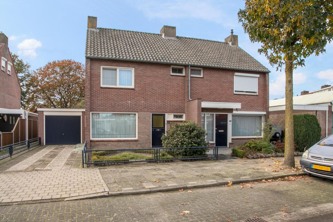 Nette 2-kapper met 4 slaapkamers en privacy biedende tuin gelegen op 346 m² ondergrond. 