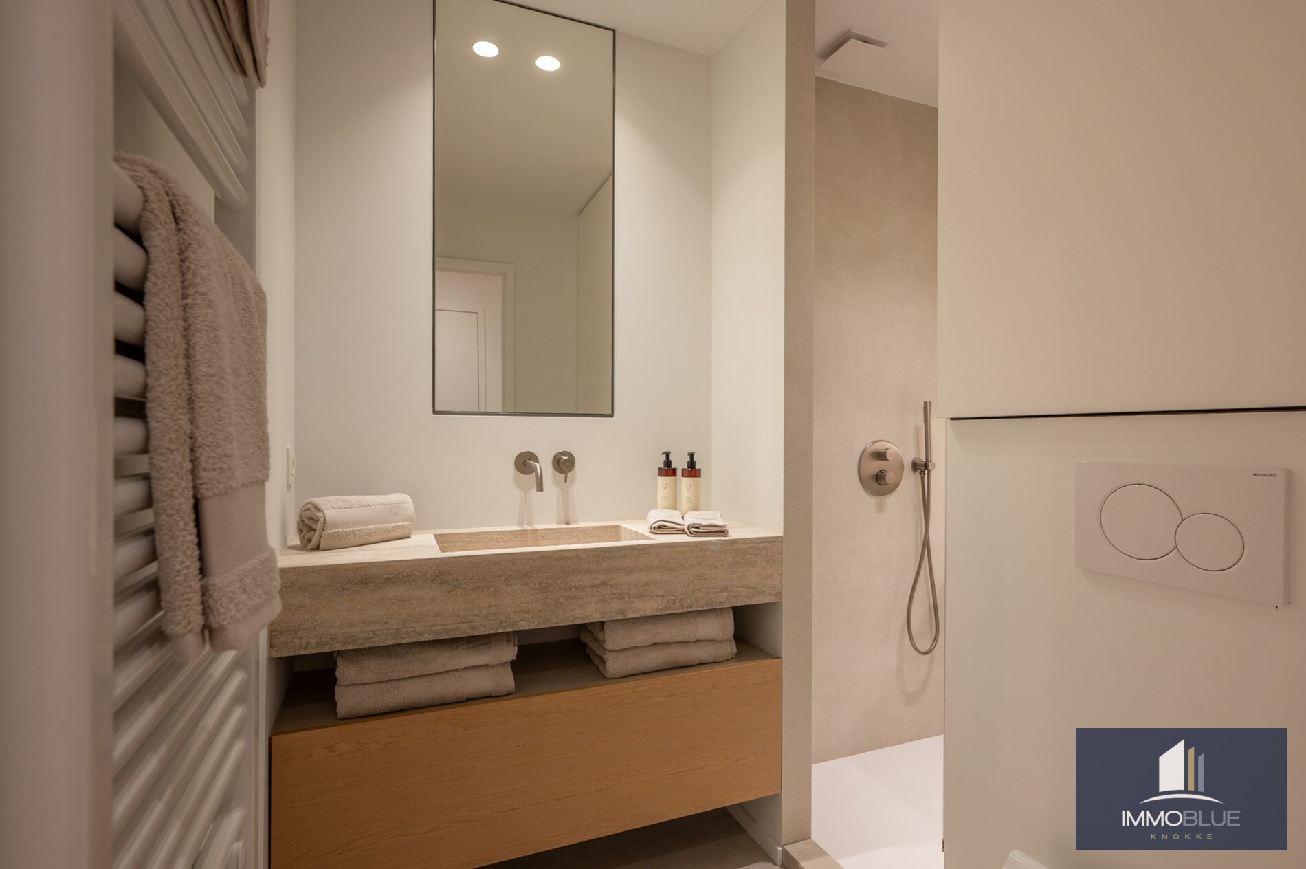 Stijlvol volledig gerenoveerd appartement in een vernieuwde residentie gelegen op een boogscheut van de zee en het commercieel centrum. 