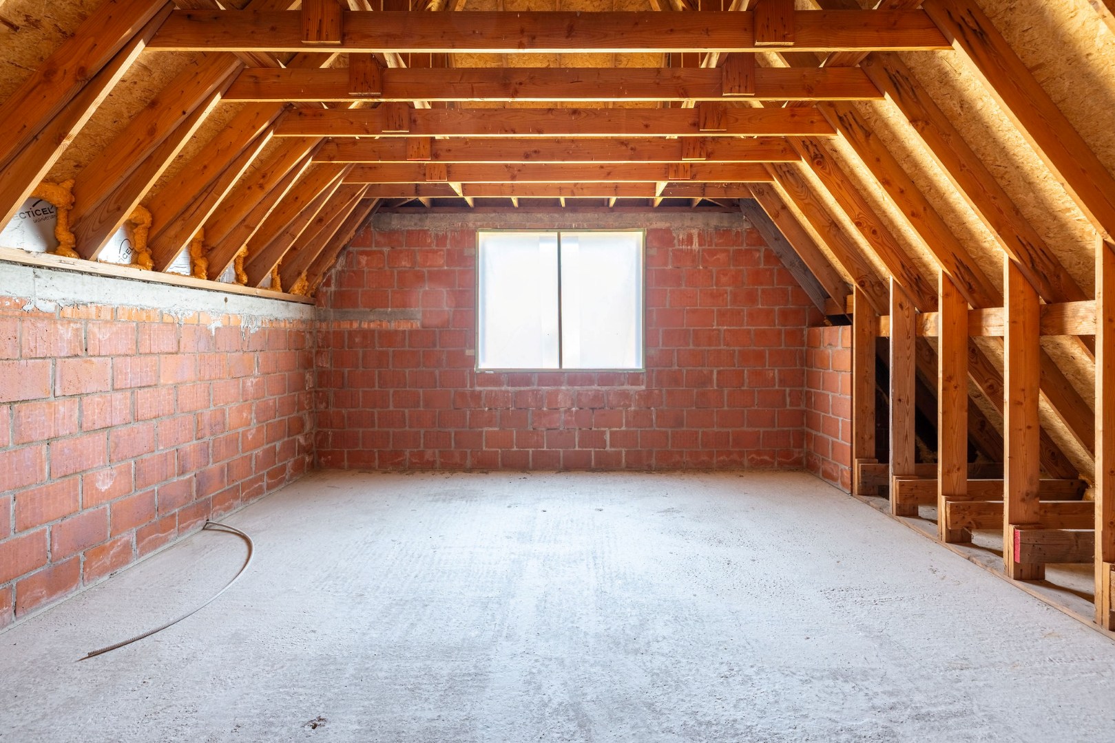 Landelijk gelegen ruwbouwhoeve met bijgebouwen op uitzonderlijk perceel van ca. 9.331 m² 