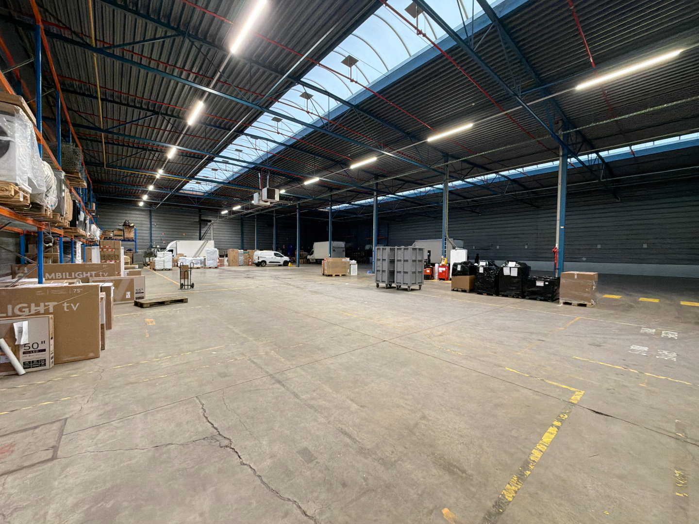 Logistieke loods met kantoor te huur in Bornem
