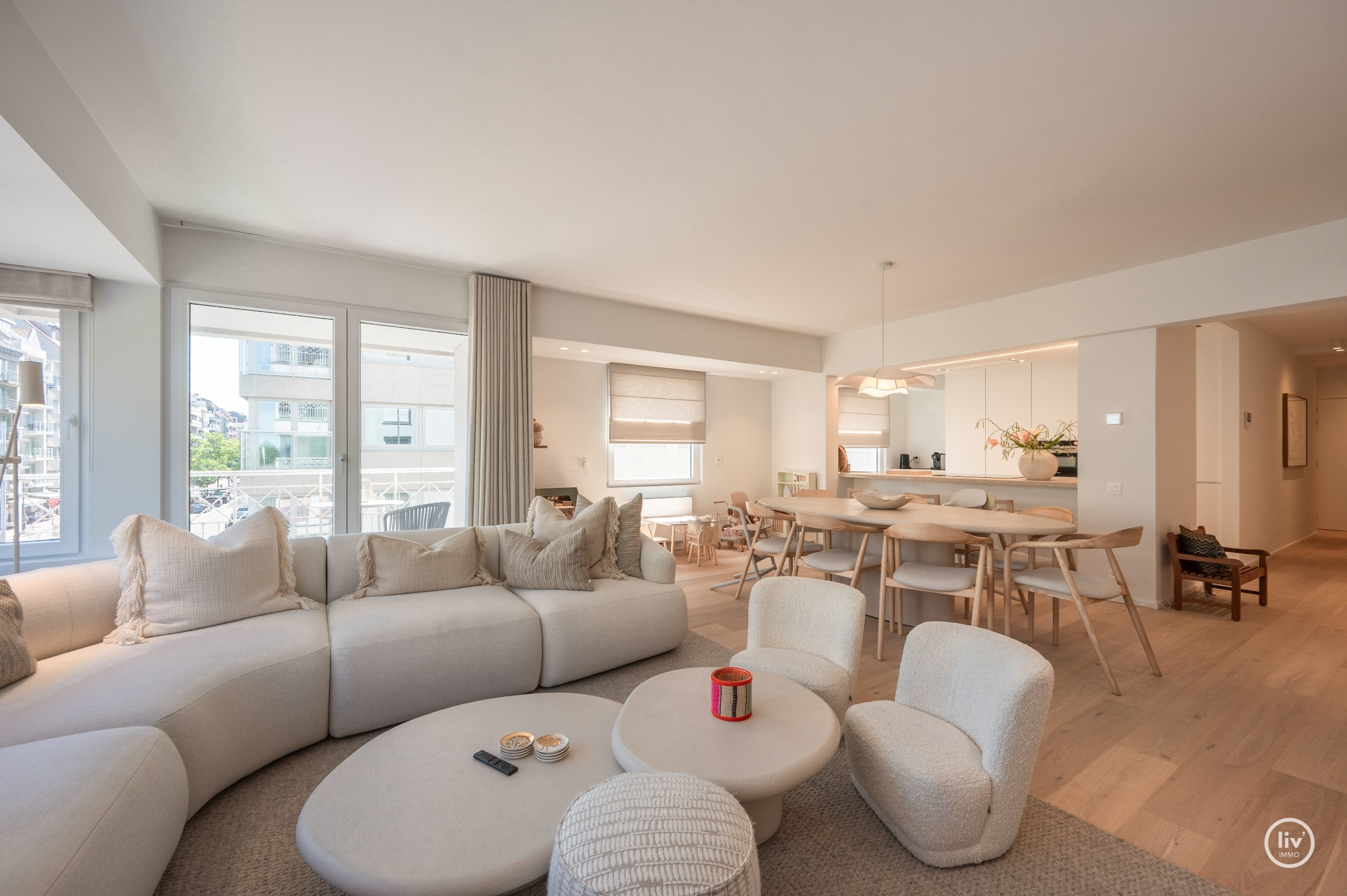 Prachtig, ruim (131 m2) HOEKappartement, volledig gerenoveerd centraal gelegen op de Lippenslaan vlakbij de zeedijk te Knokke. 