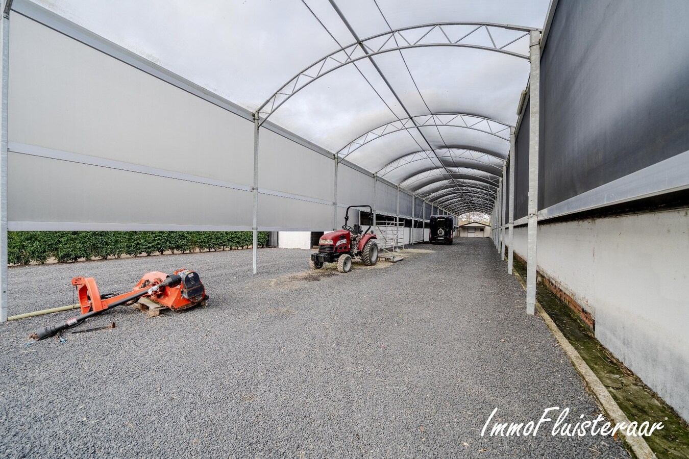 Exclusief Hippisch Complex met Uitstekende Trainingsmogelijkheden op ca 8,6 ha in Wuustwezel 