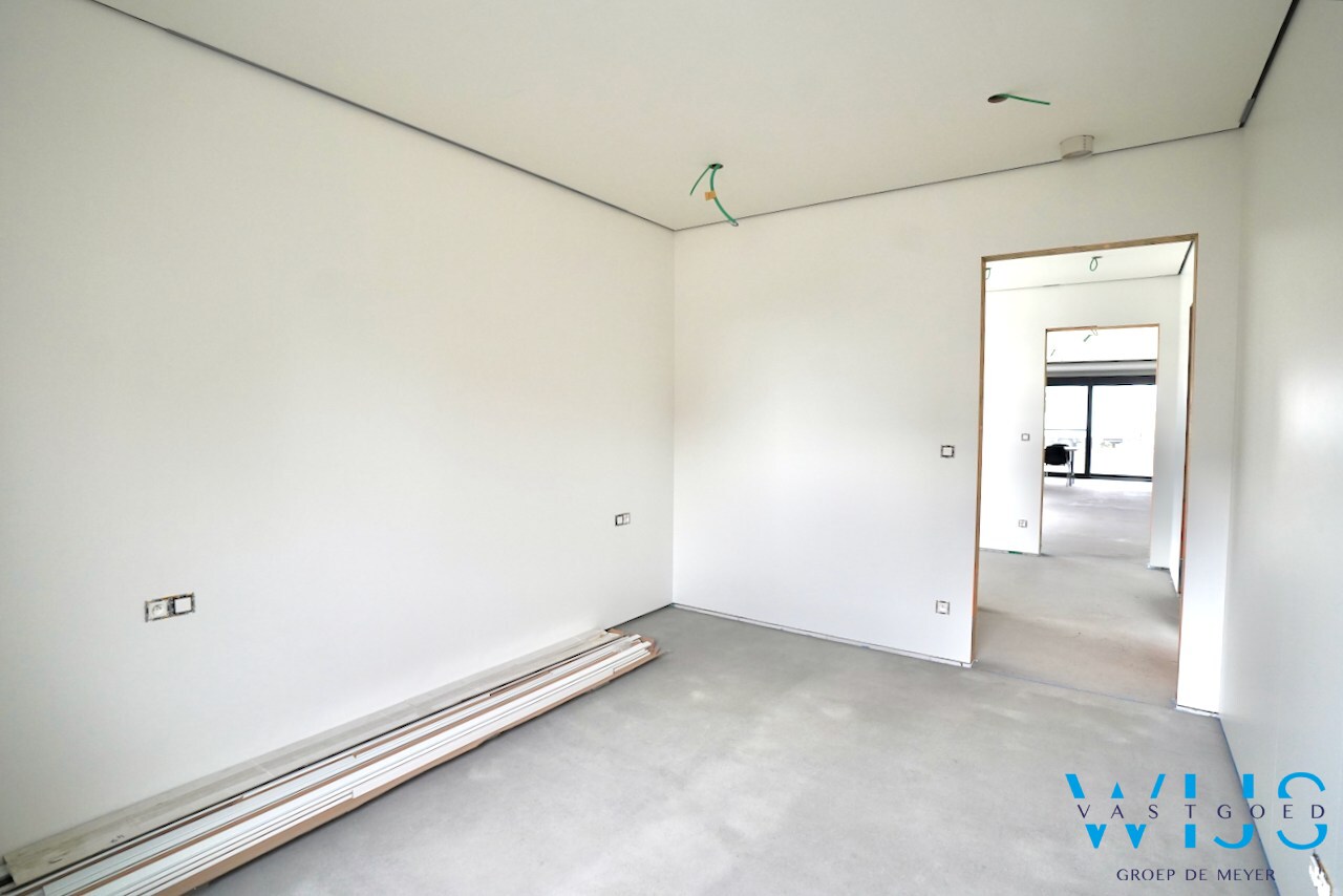 Nieuwbouw met 5 slaapkamers op een prachtig perceel te EEKLO ! 