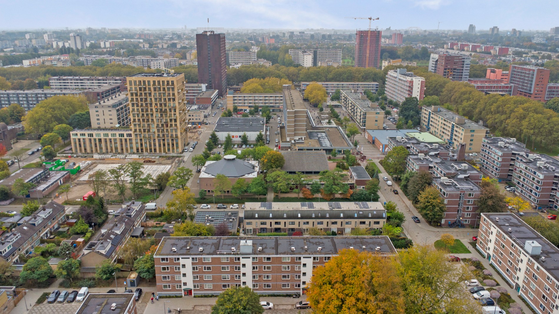 Instapklaar 3 (voorheen 4) kamer appartement op de vierde verdieping met moderne keuken en badkamer, balkon op het zuiden en berging in de onderbouw. 