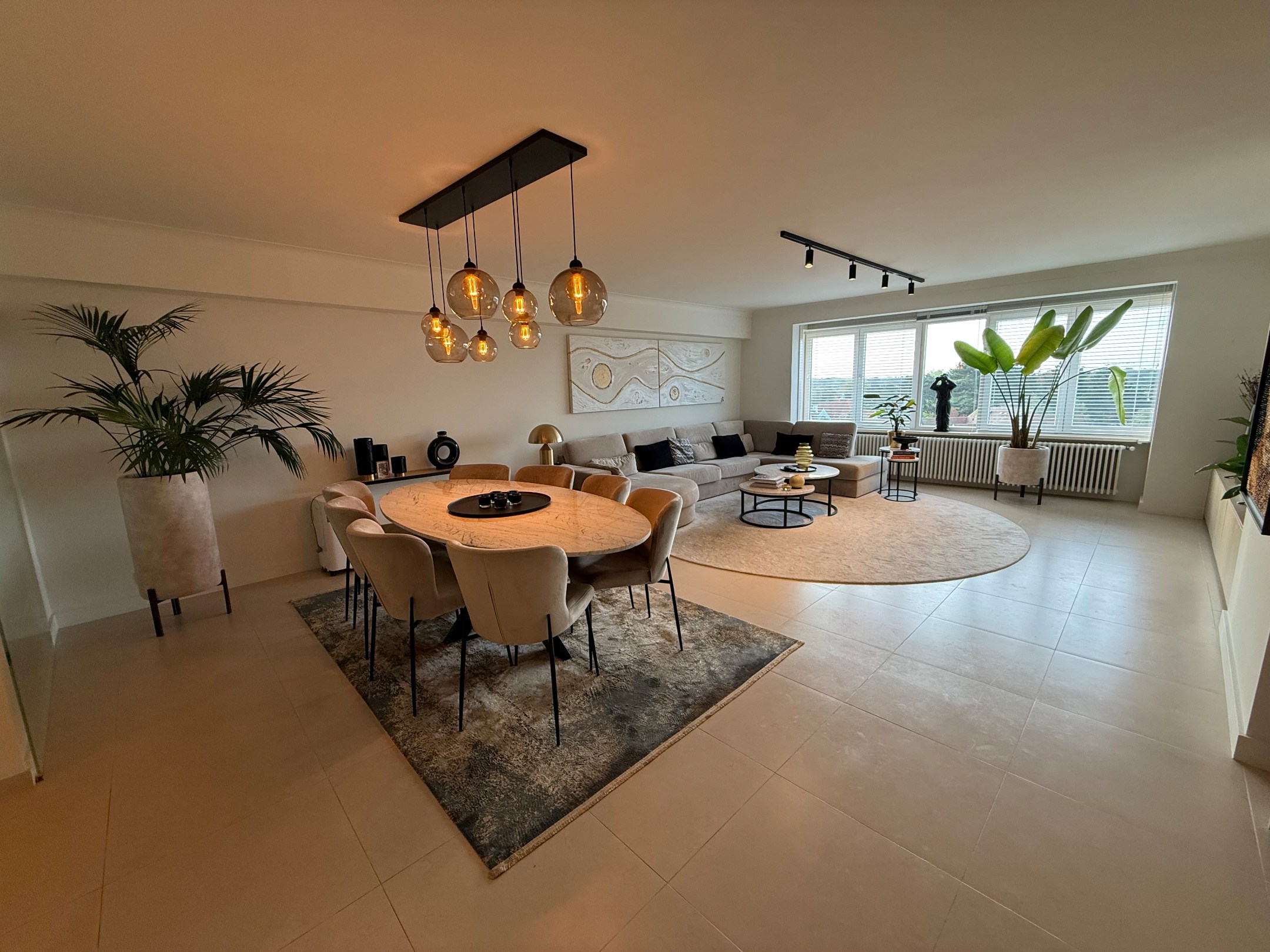 ONGEMEUBELD - Ruim appartement (3 slaapkamers) met een PRACHTIG ZICHT op het groen en de villa's, in het Zoute. KAN OP VENNOOTSCHAP GEHUURD WORDEN. 