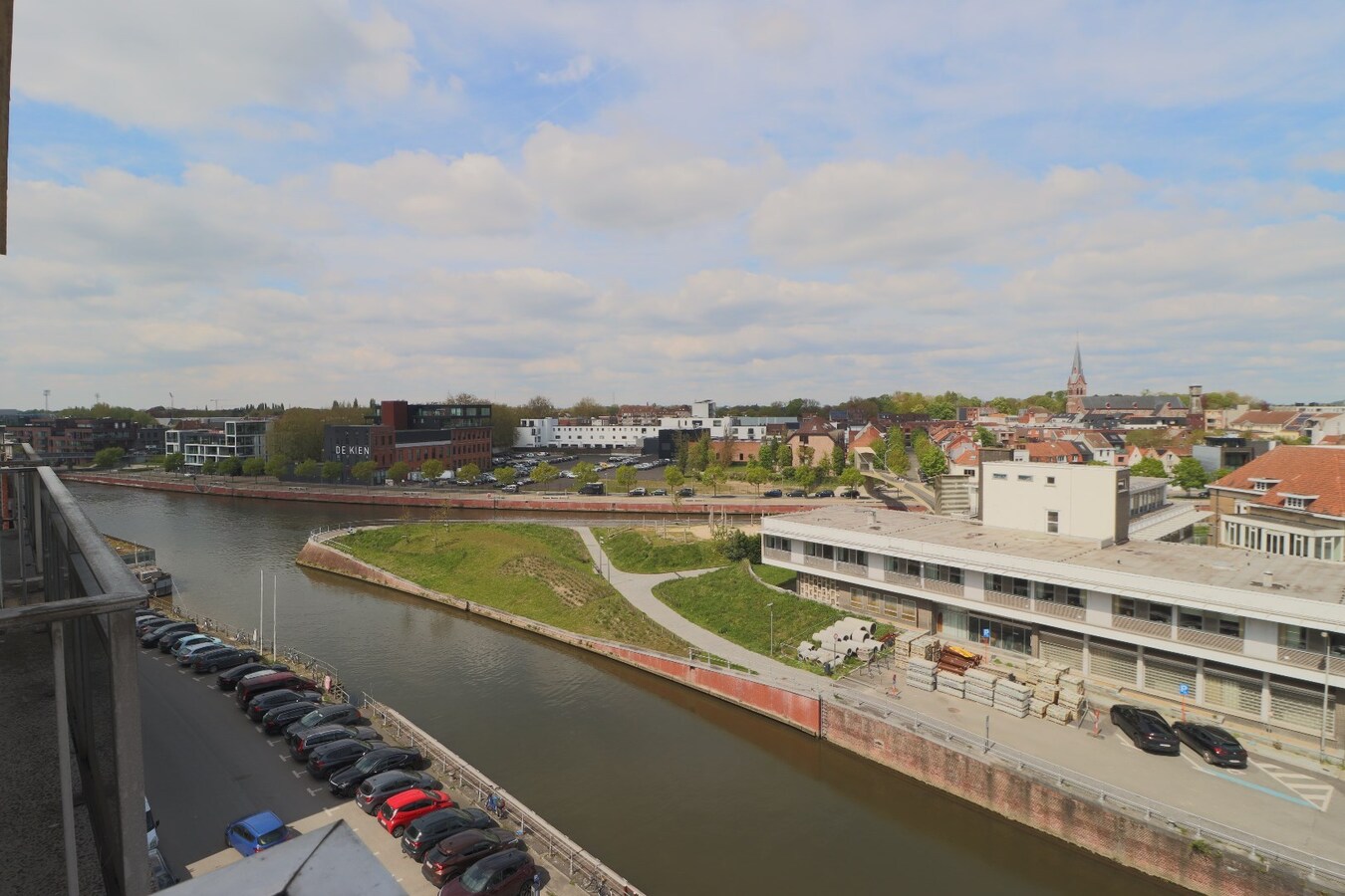 TOPPER !! Prachtig ruim 1 slaapkamer appartement aan de vernieuwde Leieboorden ! 