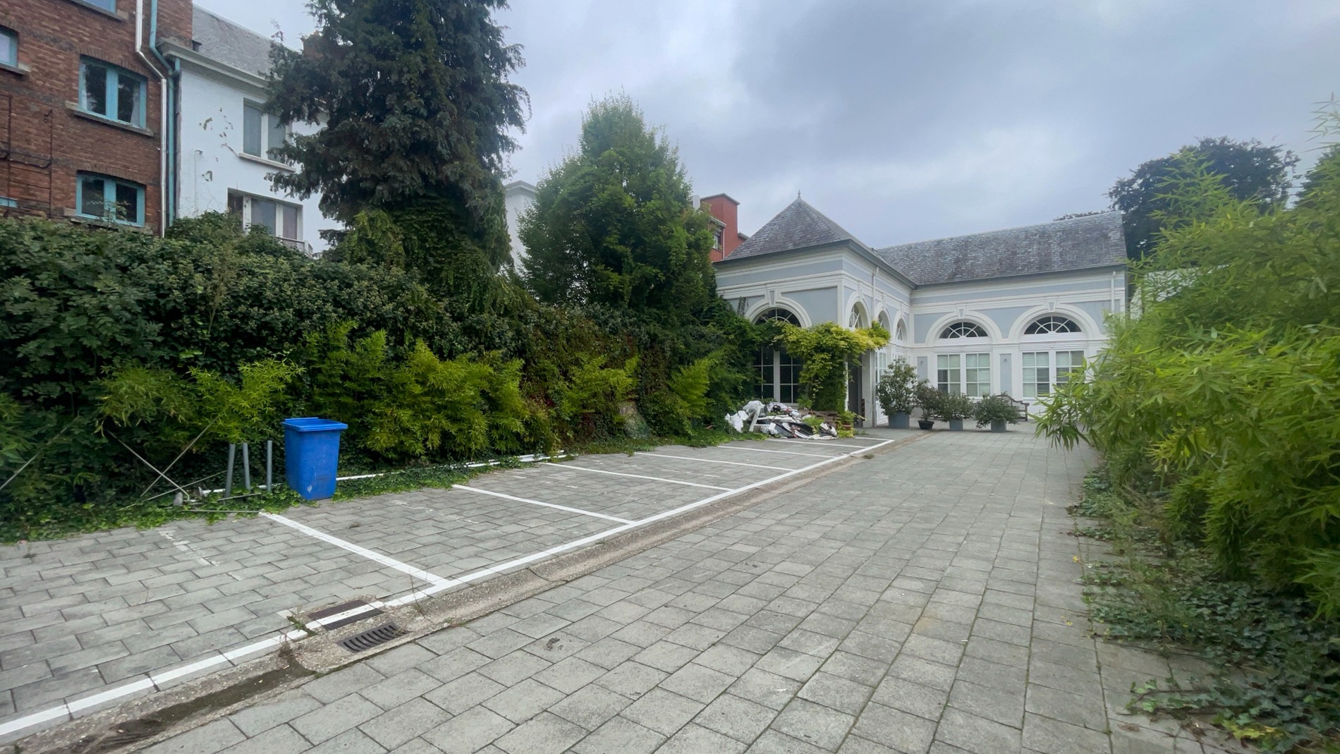 Exclusief kantoorgebouw te huur dichtbij de Leien in Antwerpen