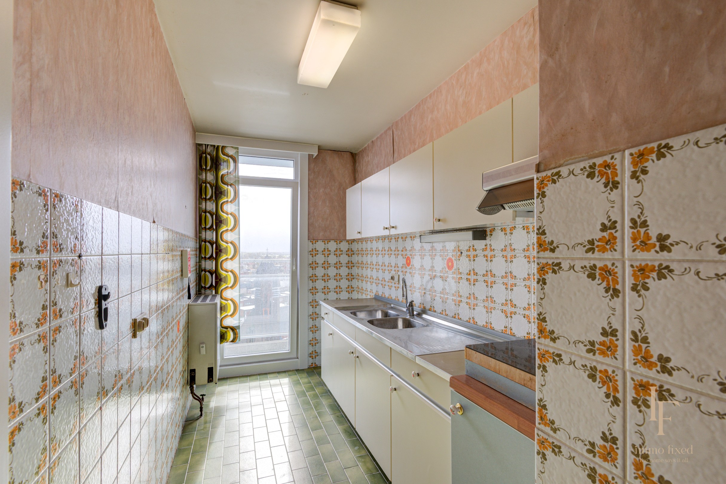 Te renoveren parel met potentieel + garagebox te Berchem! 