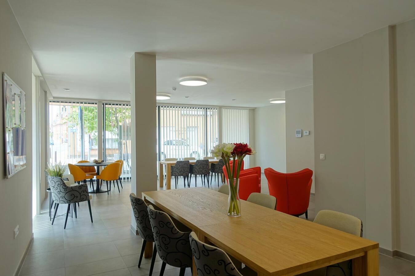 Hoek-assistentiewoning in nieuwbouwresidentie 