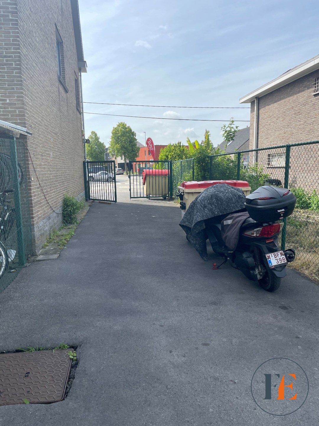 Handelspand (235m²) met parking en garage 