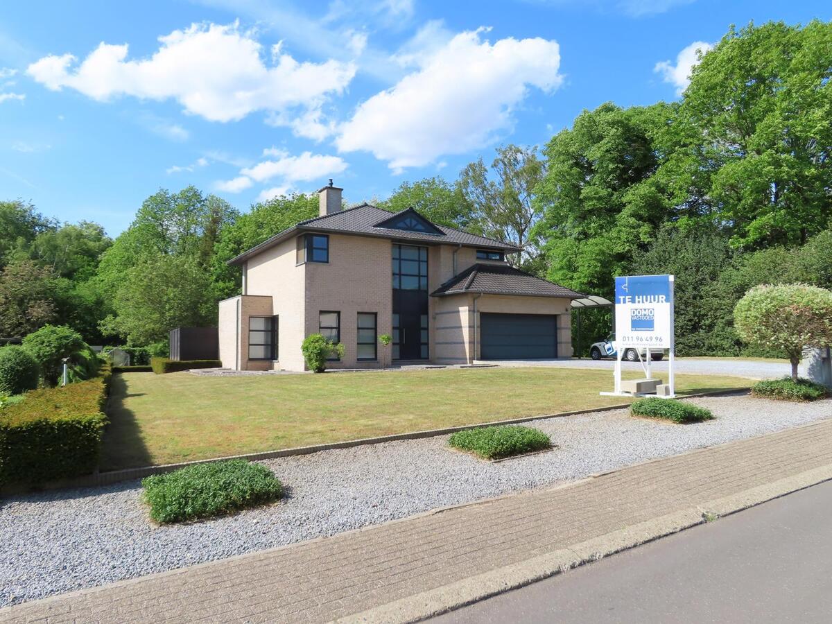 Prachtige villa, rustig gelegen te Houthalen. Dichtbij autosnelwegen en openbaar vervoer. Het centrum van Houthalen op 5 minuten en Hasselt op 15 minuten. 