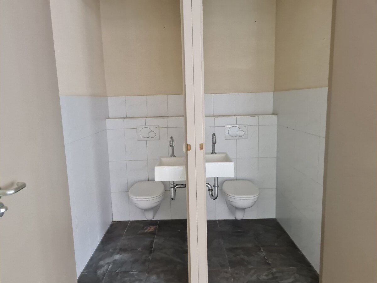 Modern winkelpand / broodjeszaak / restaurant / lunchroom op een A1-locatie in het centrum van Goirle aan de Hovel 34 