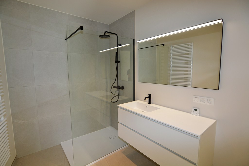 Gelijkvloers nieuwbouwappartement 124 m² met 2 slpk, tuintje en 2 autostandplaatsen. 