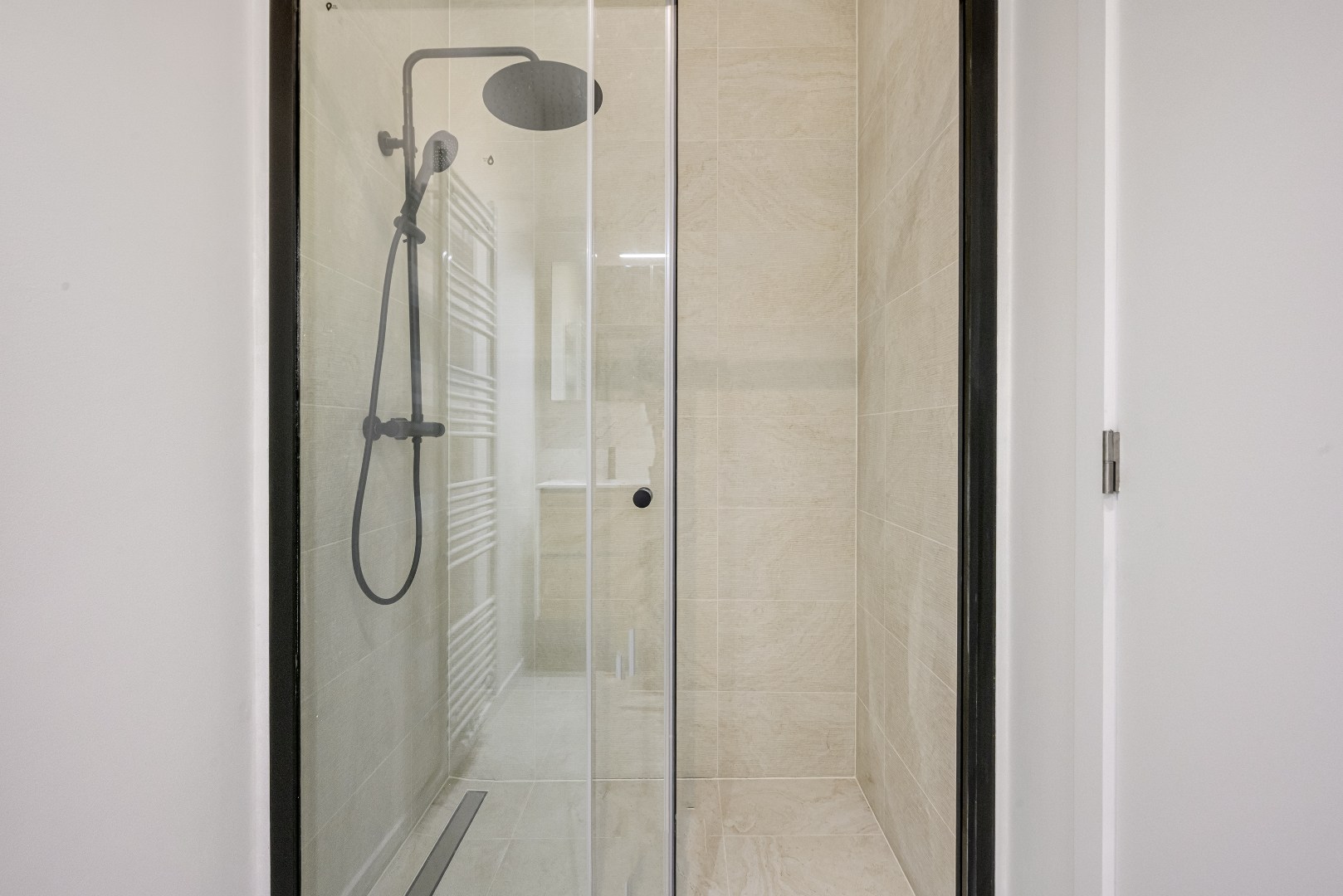 VERHUURD Stijlvol wonen in een  gerenoveerd appartement nabij Station Gent-Sint-Pieters 