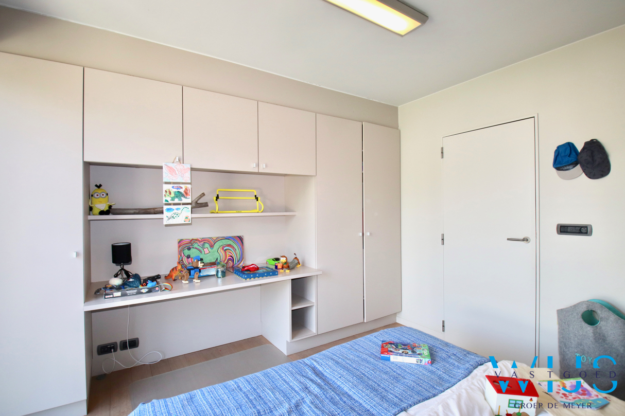 Karaktervol woonhuis met 5 slaapkamers &amp; prachtige tuin te CENTRUM Assenede ! 