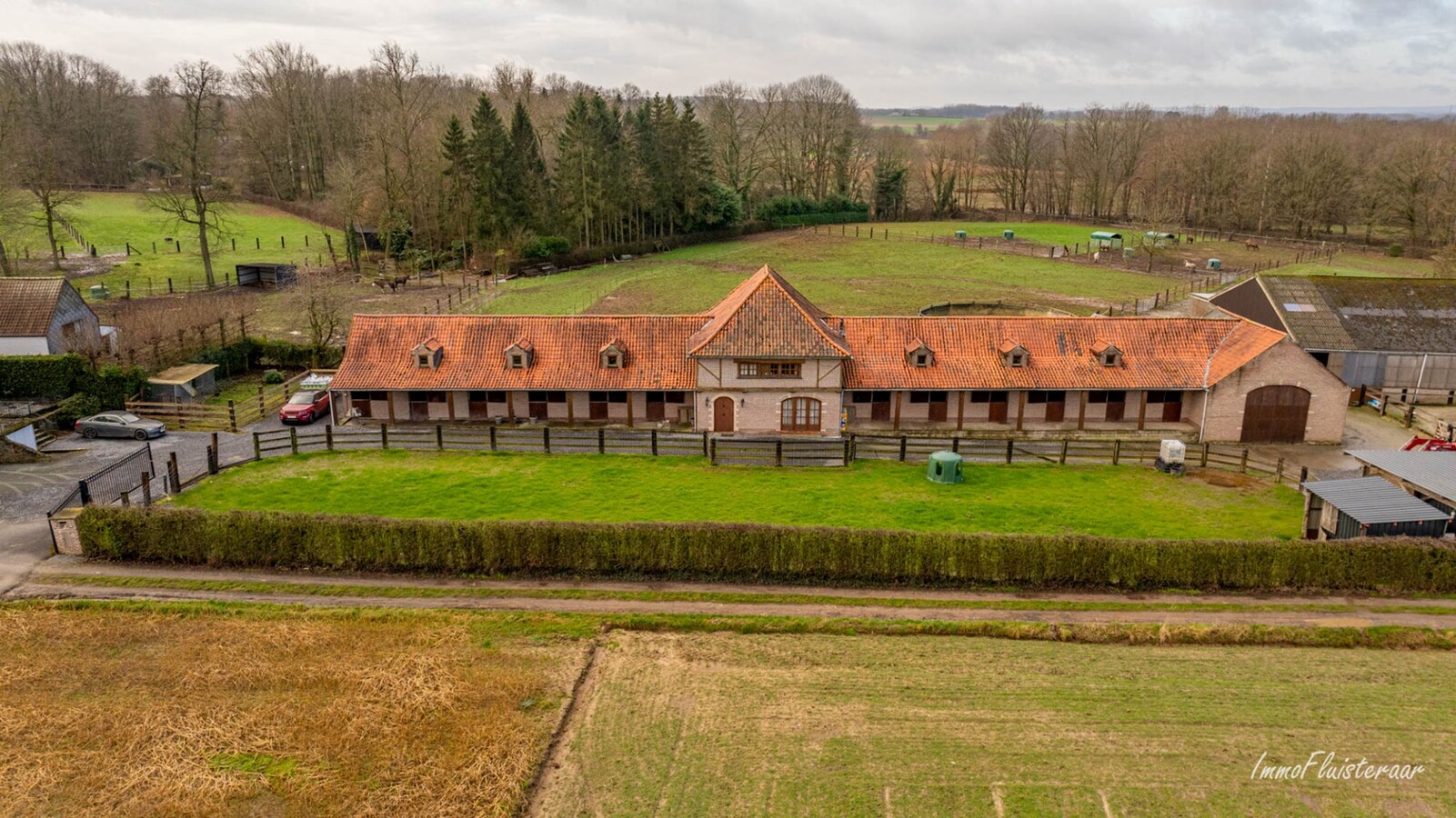 Magnifique complexe équestre avec maison d'entreprise, environ 33 écuries et une piste intérieure sur plus de 5,6 hectares à Bever (Brabant flamand). 