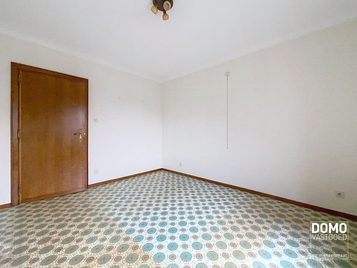 RUIME GELIJKVLOERSE WONING OPEN BEBOUWING GELEGEN OP EEN PERCEEL VAN 12a77ca TE KERMT 