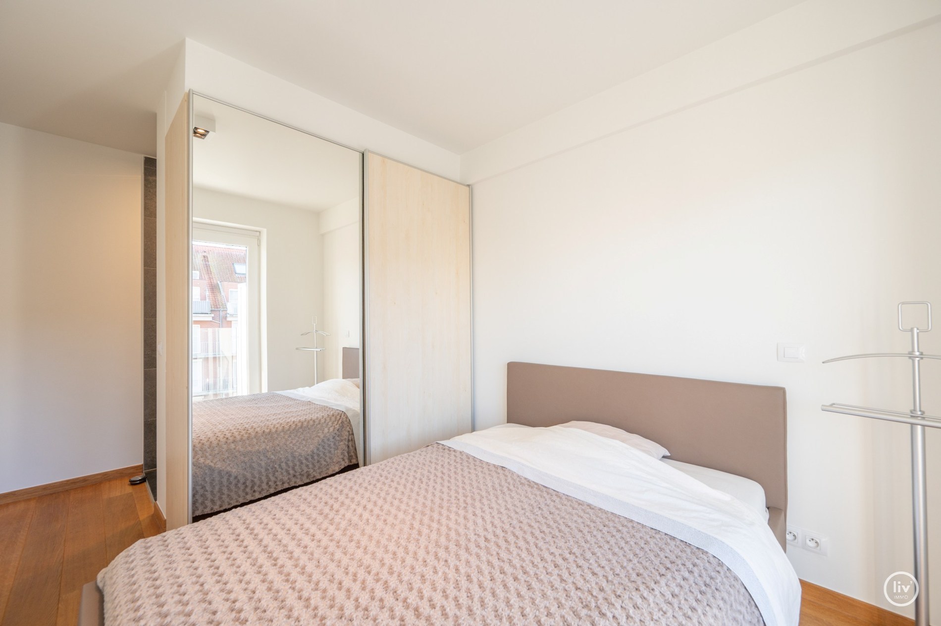 Non meublé - Appartement récent avec une belle largeur de façade situé au centre de la Lippenslaan à Knokke. 