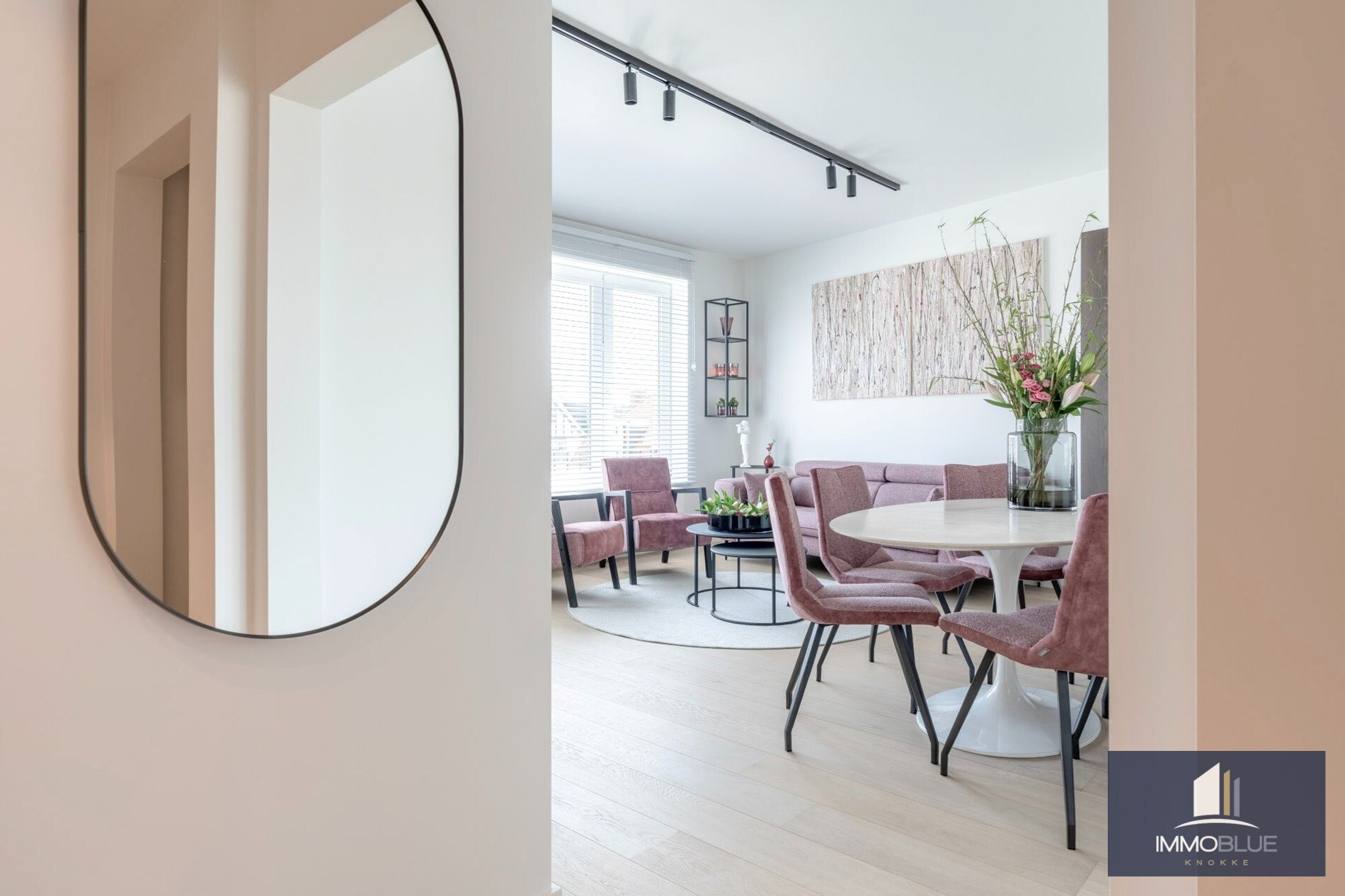 Situé dans un endroit calme, cet appartement entièrement rénové offre une vue dégagée sur les villas. 