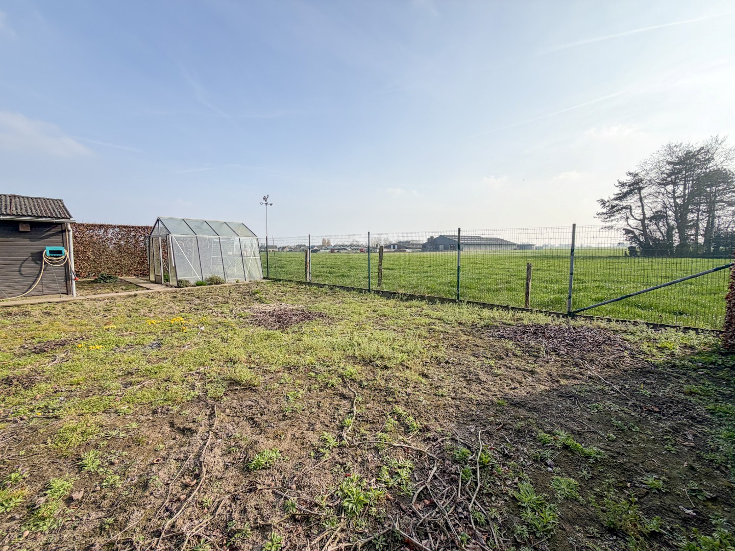 Villa op groot perceel met open zicht: 4 slaapkamers, 2 badkamers, grote tuin, topper te Torhout! 