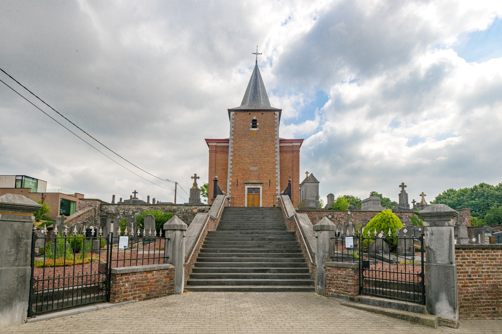 Toegang kerk vanaf straat