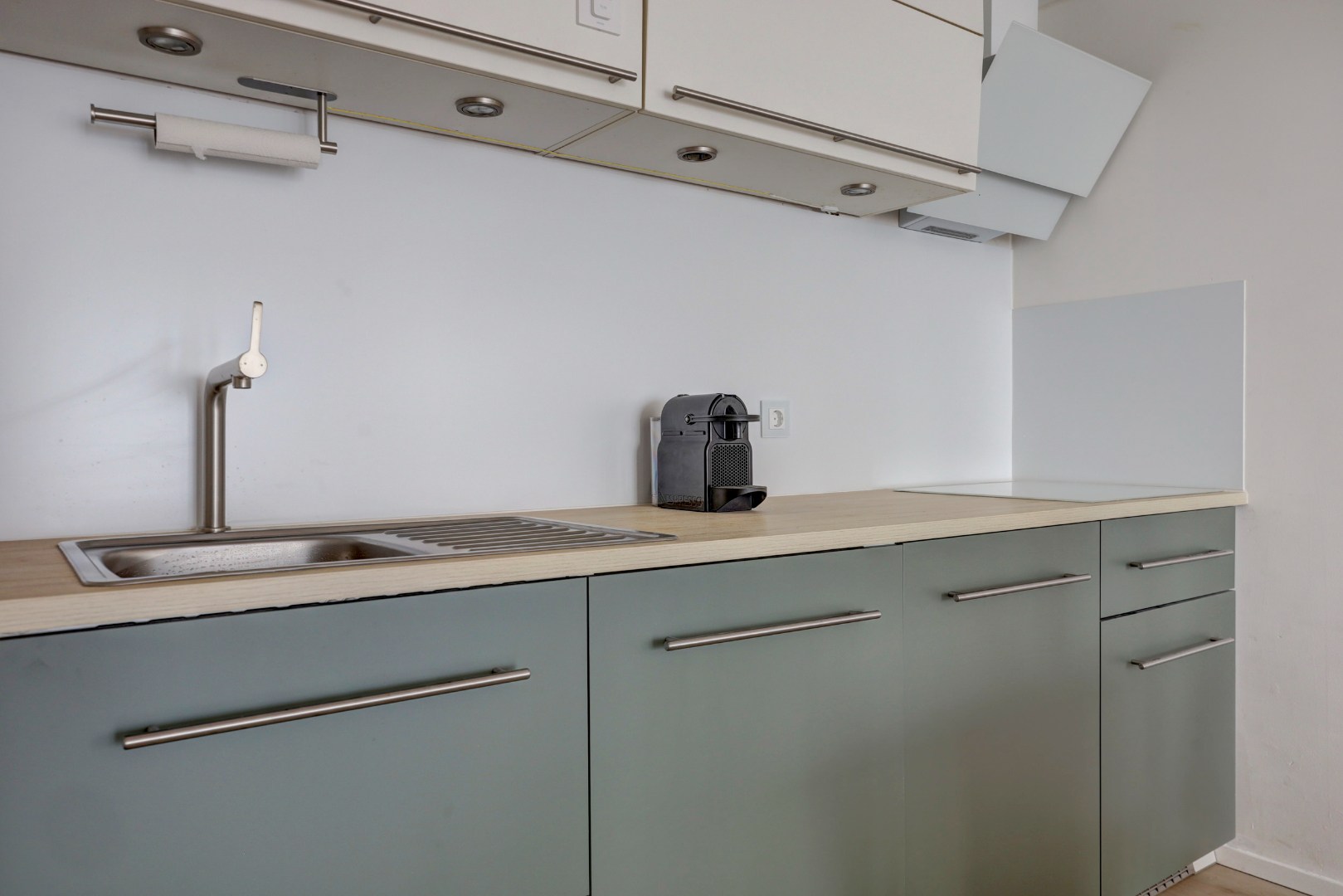 Woon-aanbieding 2 voor de prijs van één! Verrassend ruime 5-kamer woning, zonnige achtertuin, 2 keukens, 2 badkamers, parkeergelegenheid voor de deur.. 