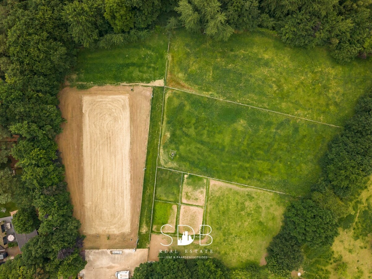Prachtig landhuis met paardenfaciliteiten op 15.804m² 