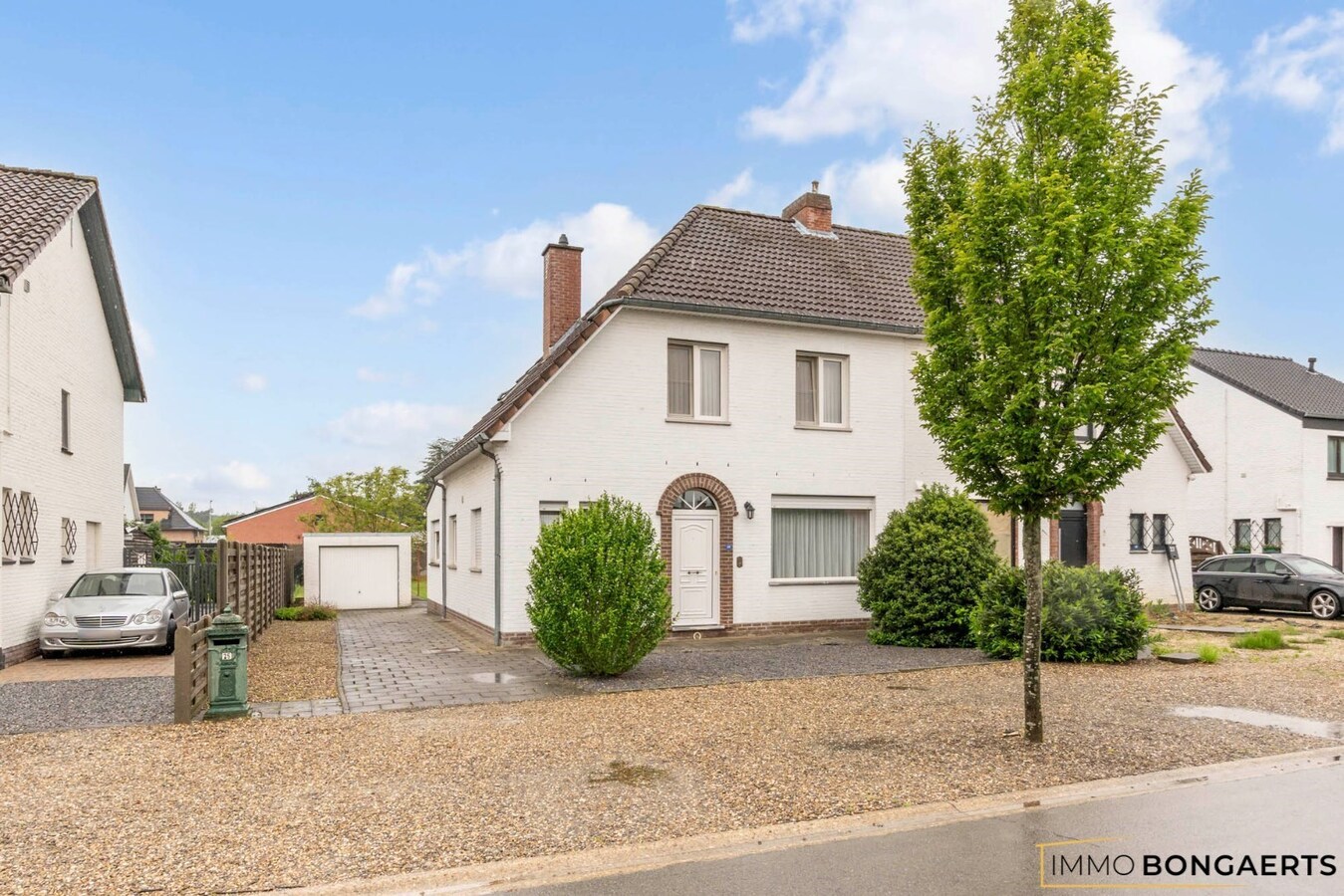 Ruime, instapklare woning (heropbouw 1994) met tuin, garage en drie slaapkamers. 