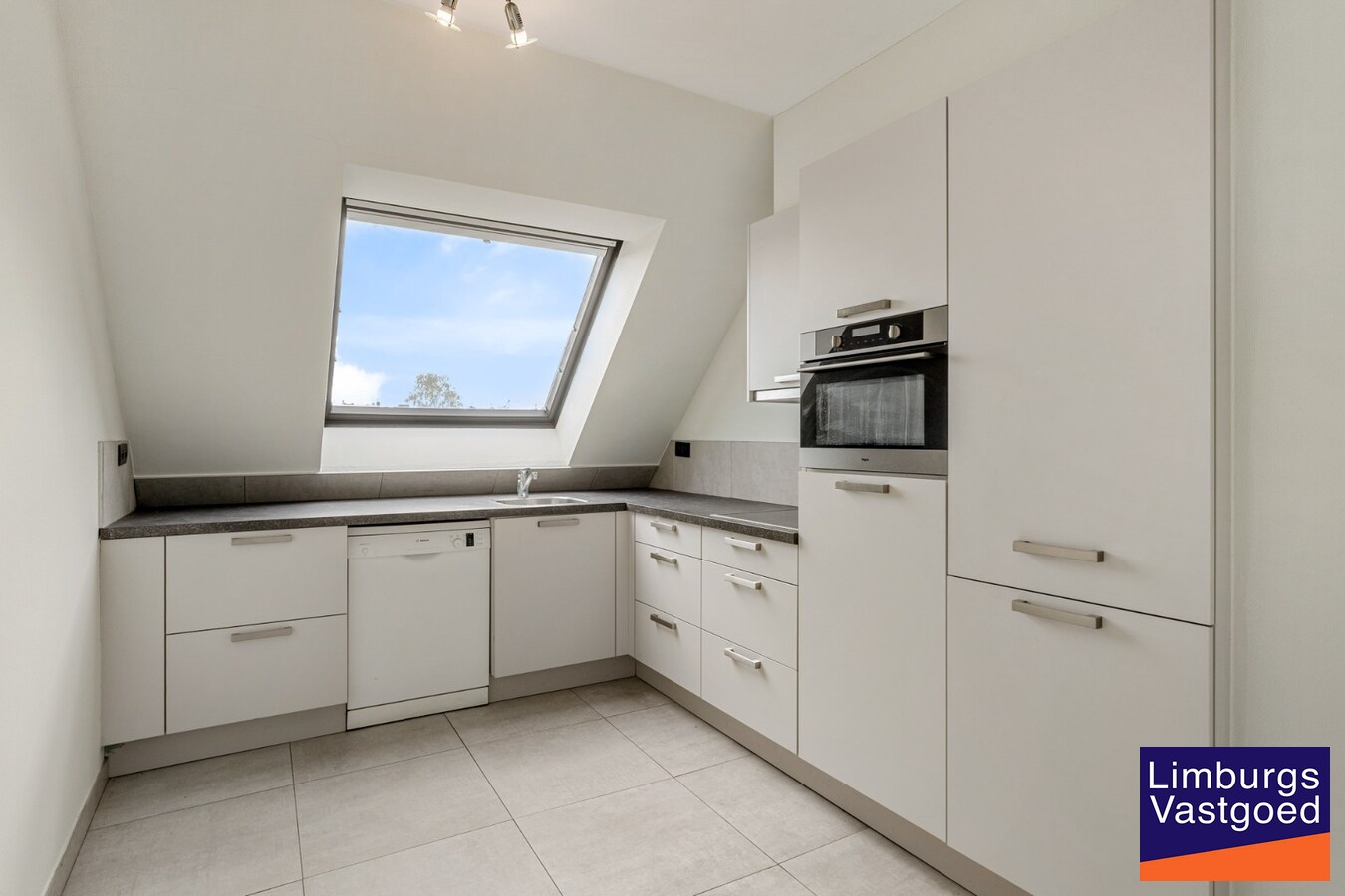 Recent gerenoveerd Duplex appartement met 3 slaapkamers en garagebox in het centrum van Hasselt. 