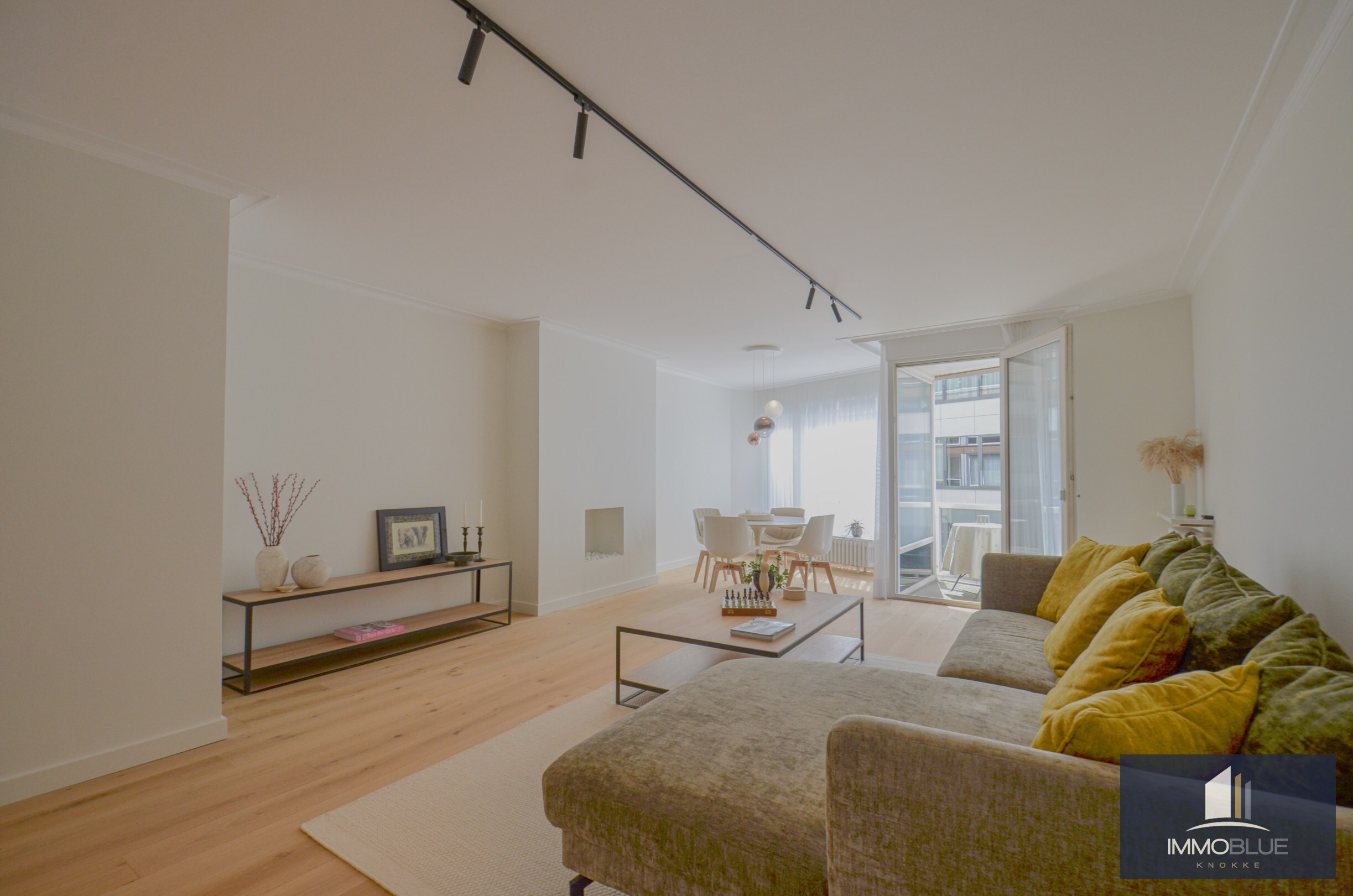 Stijlvol en volledig gerenoveerd appartement op wandelafstand van zee en het commerciële centrum. 
