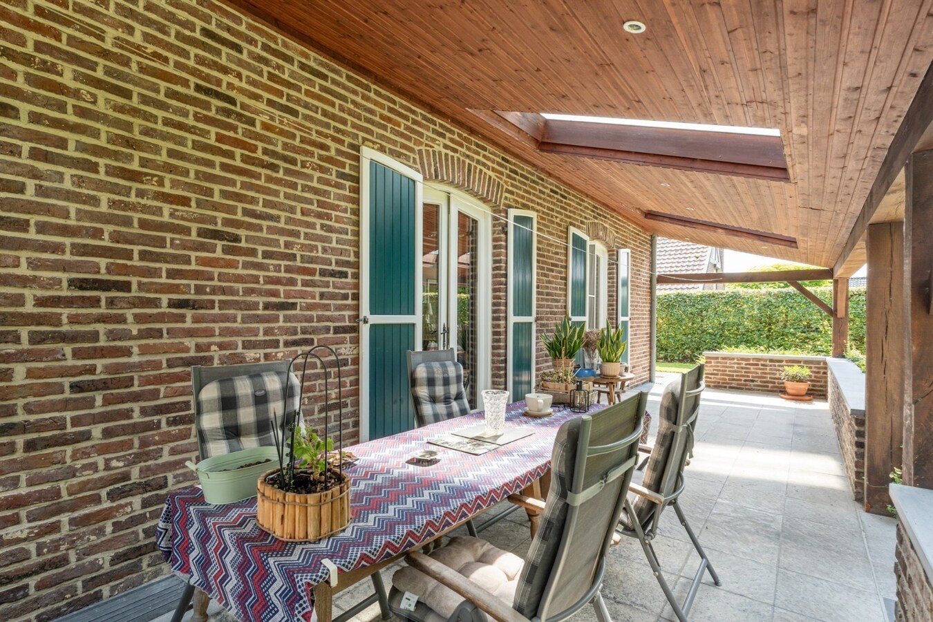 Ruim, karaktervol landhuis met parkachtige tuin op perceel van 16a29ca. 