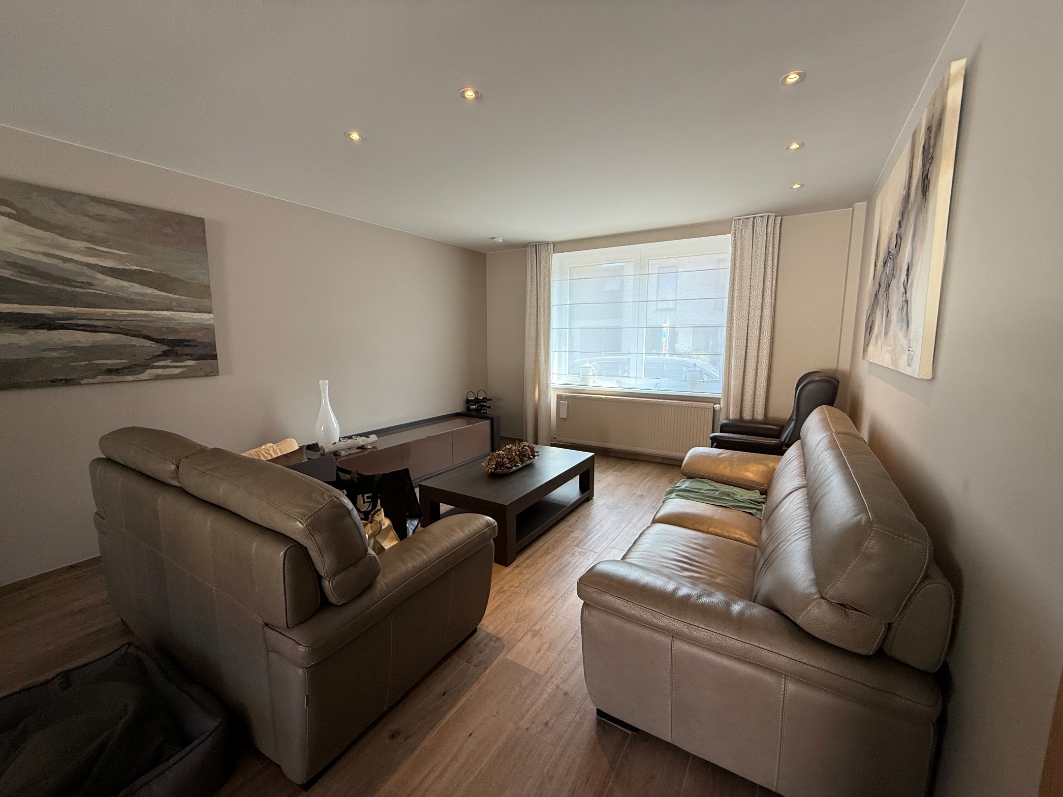 Non meublé - Maison bien entretenue avec trois chambres située dans le vieux Knokke, à distance de marche du centre commercial de Knokke et du Zoute. 