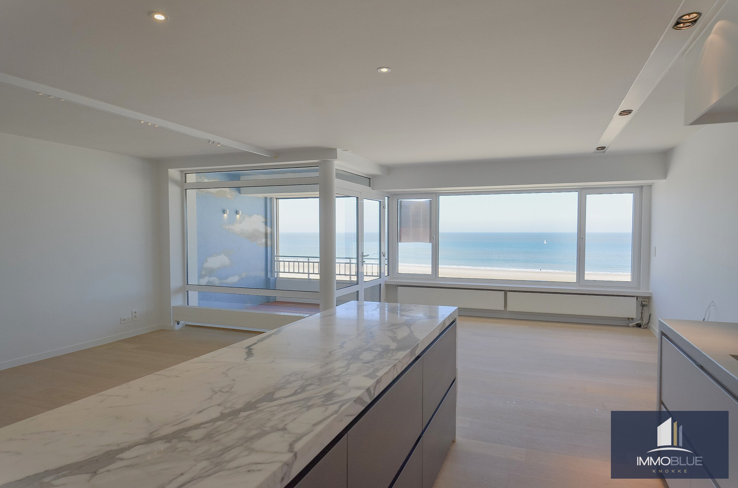 Exclusief – Stijlvol volledig gerenoveerd appartement met frontaal zeezicht. 