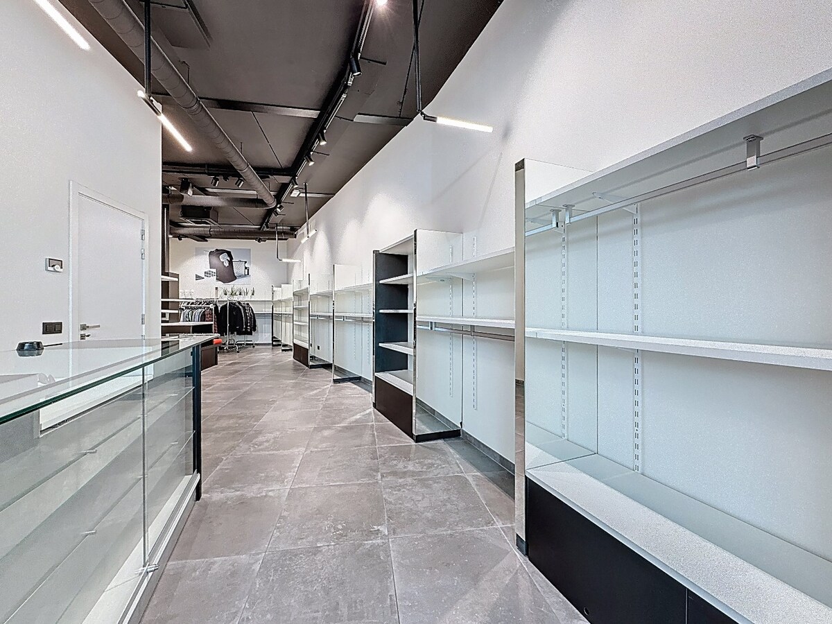 Nieuwbouw (2022) winkelruimte in Stationsstraat te centrum Zottegem 