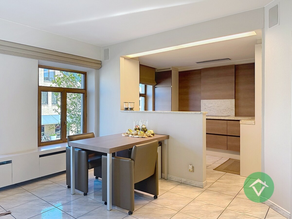 Deze instapklare handelswoning is gelegen in het centrum op een commerciële topligging op de markt van Koekelare 