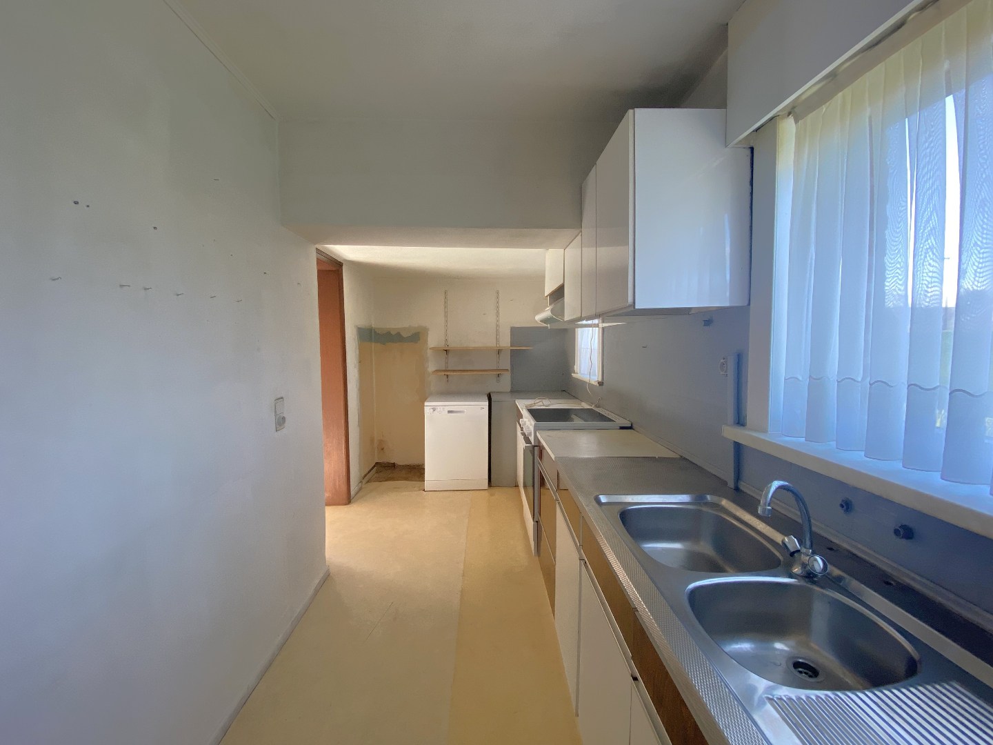 Degelijke halfopen bebouwing met groot potentieel op mooi hoekperceel van 524 m²! 