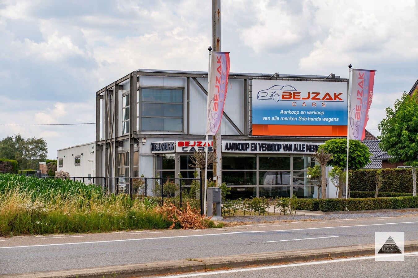 Schitterende showroom 280 m² (+ kantoren), op 2,4 km van de nieuwe Mc Donalds. 