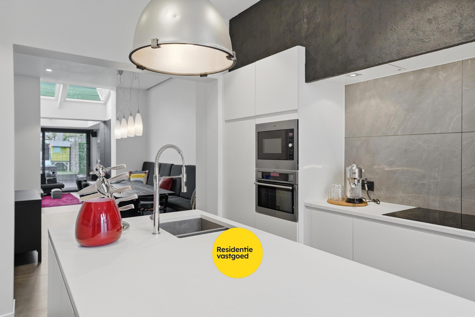 Volledig gerenoveerde woning met zonnige buitenruimte 