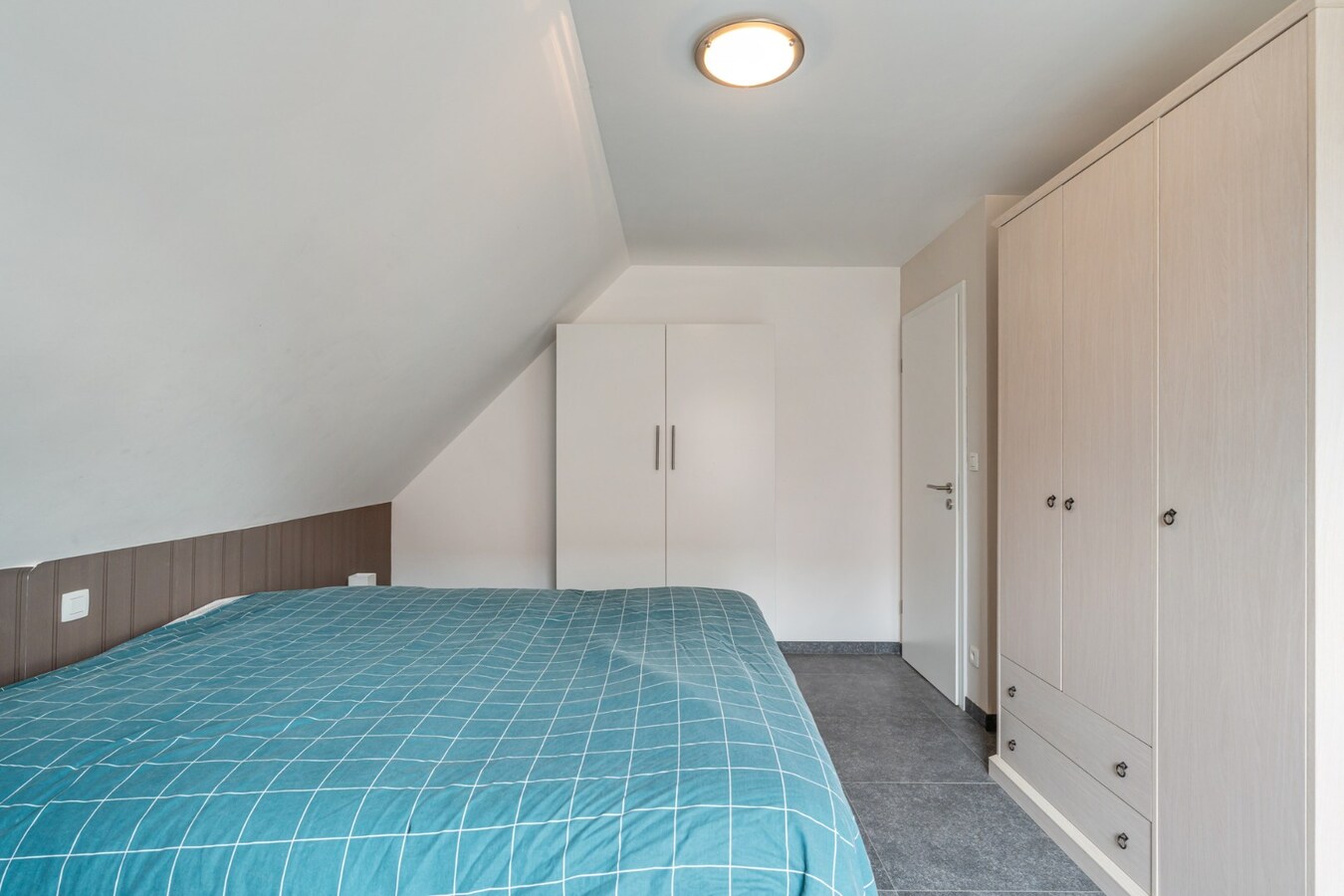 Zeer goed onderhouden en praktisch ingedeelde gezinswoning met 4 slaapkamers en prachtige tuin. 