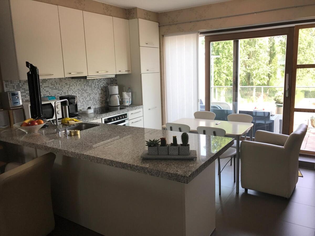 Ruim appartement met 2 terrassen, carport, tuinhuis en gemeenschappelijke tuin 