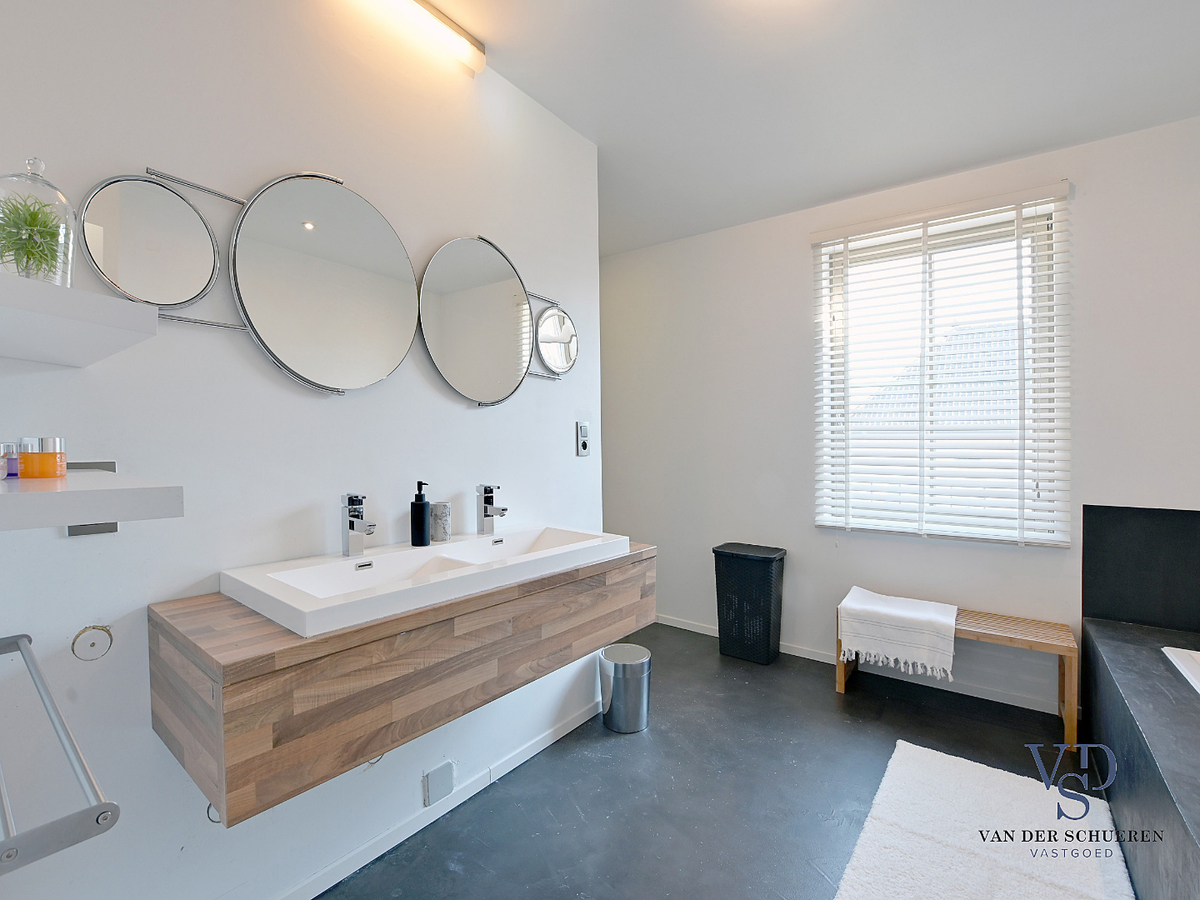 Prachtig gerenoveerde Herenwoning met zwembad te Gavere. 